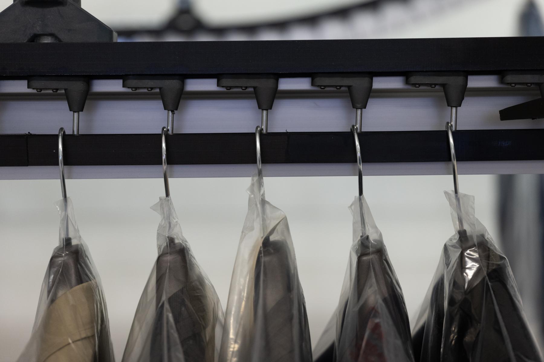 Mhart sistemi di movimentazione dei capi appesi e stesi per settori fashion ed e-commerce