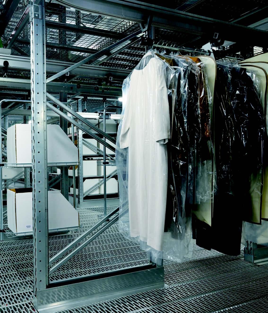 Magazzino Fabiana Filippi con sistema MHART M4V e scaffalature multipiano per capi appesi e stesi