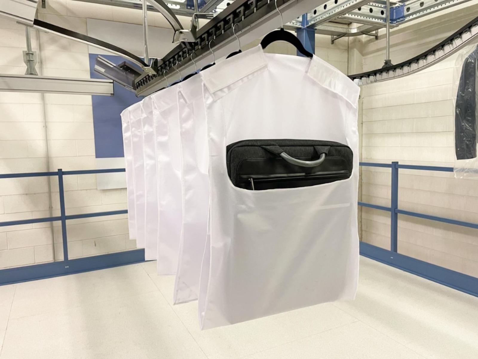 Soluzione versatile per la movimentazione di capi stesi in buste pouch