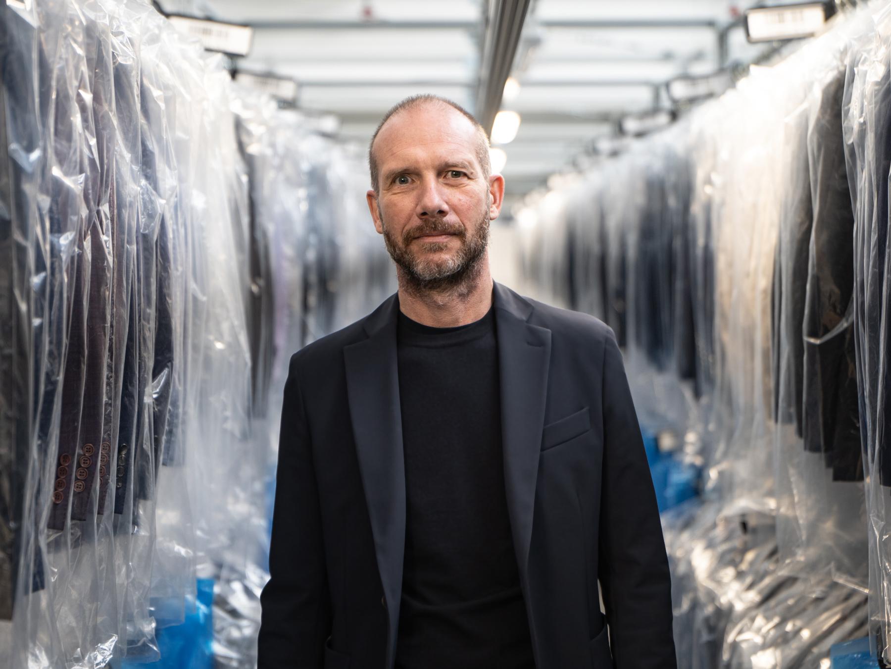 Andrea Di Bella, CEO e fondatore di MHART, guida l’azienda nel settore della consulenza strategica e innovazione.